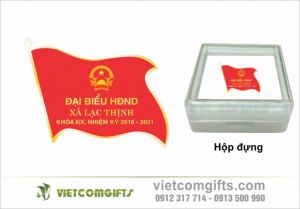 Quà tặng huy hiệu cờ Đảng